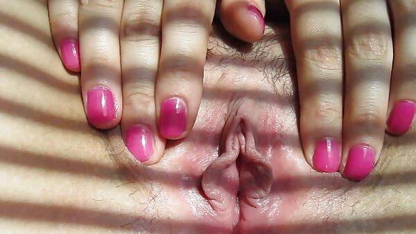 Anak ayam pelacur berkaki panjang Ella Milano bergaul dengan seorang pemandu keriting bfmelayu