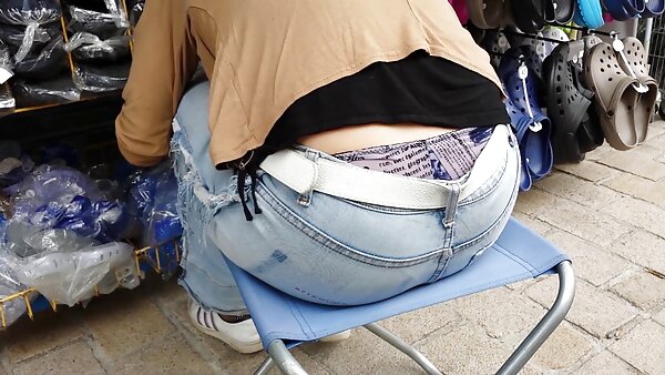 Si rambut awek tonggek coklat muda yang mengagumkan Ashlynn Leigh mengusik dengan pantatnya sebelum memberikan kepala