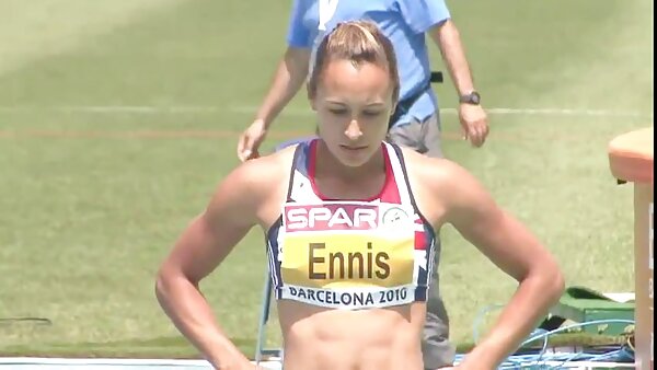 Anak ayam kolej kecil molek menunggang batang besar menjulur keluar dari video sex awek tudung seluar tepat di atas meja guru