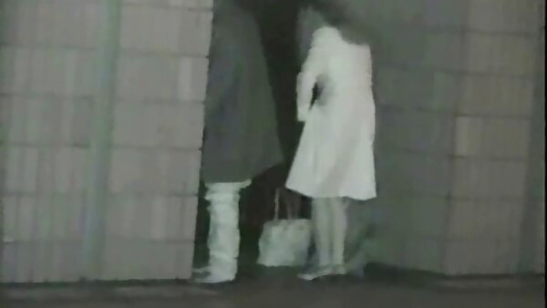 Kurus si rambut coklat pelacur mendapat kejam fucked dalam bertiga video awek tudung lucah