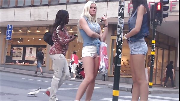 Remaja berambut terang yang kotor dengan harta rampasan awek sekolah lucah yang besar menyebabkan duburnya terhantuk dalam gaya doggy dengan kuat