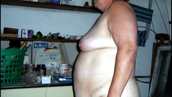 Anak ayam nerd berkaca mata melayusex tudung Lexy Gold menikmati pencarian dubur pertamanya