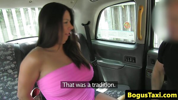 Gadis gambar blue budak sekolah kutu buku Jepun Ami Tokito di dalam bilik tidurnya yang berwarna merah jambu