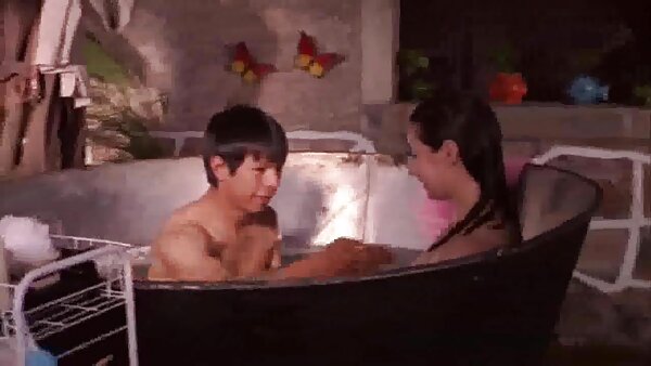 Seksi Jepun amatur Maomi Nakazawa memberikan blowjob menyeluruh kepada 4 awek tudung tonggek ayam jantan keras