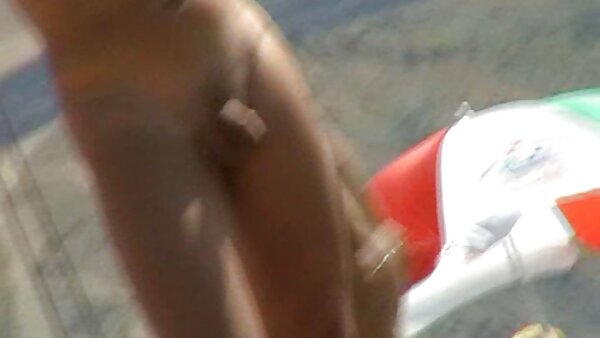 Anak ayam yang berambut cerah dan berambut gelap yang menarik akan disetubuhi koleksi video lucah awek melayu dengan kuat