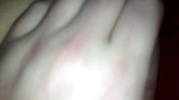 Dulce yang kurus dan seksi berambut merah melebarkan pantat awek kakinya untuk dua lelaki