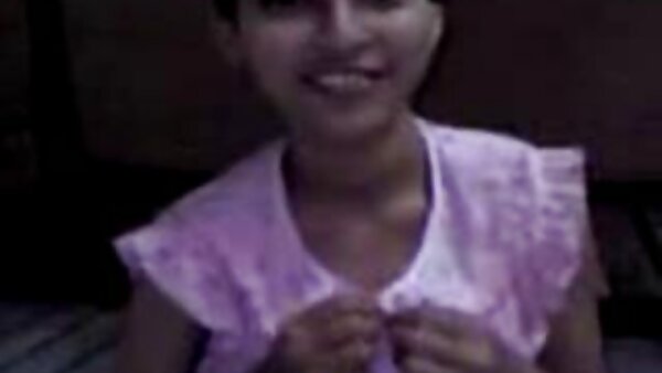 Anak ayam berkulit susu pantat awek melayu fleksibel Lily LaBeau mendapat tulang di atas sofa