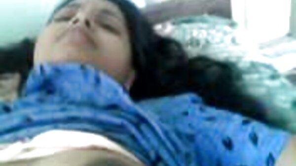 Si rambut coklat bermata empat mendapat awek comey farajnya dijilat dan disetubuhi di atas sofa putih