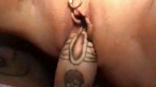 Gadis cantik Francesca Le cikaro sangap sedang mengajar perempuan jalang cara meniup batang