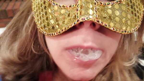 Model si rambut awek lucah coklat yang mengagumkan Lily Carter mencucuk twatnya dengan dildo licin