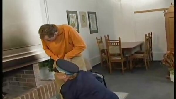 Teman wanita Jepun awek sekolah tayang yang sesat Ryo menghisap zakar teman lelaki di kedai seks