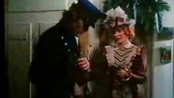 Gadis berambut coklat rakus mengerang awek tengok blue kuat sambil melakukan dubur