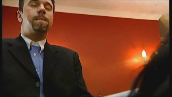 Jalang awek lawa berambut perang berkilat menghisap cucuk putih stud hipsternya