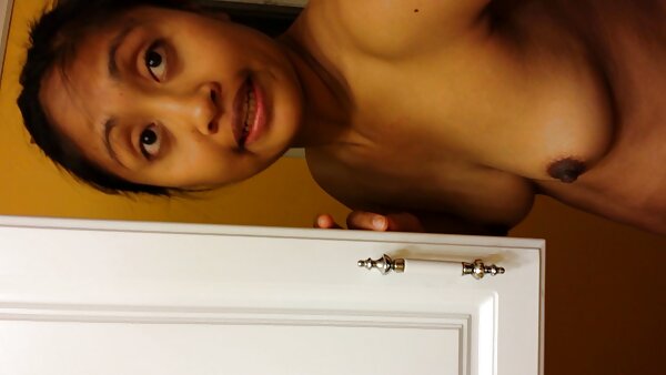 Dua korek pantat awek perempuan murahan berambut gelap menghisap batang orang asing di atas sofa