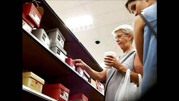 Anak ayam berambut budak sekolah tayang tetek perang nakal menghisap zakar yang besar dan gemuk