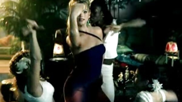 Perempuan jalang berambut perang video lucah awek indon yang cantik menggembirakan pussy yang dicukur dalam gaya mish