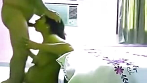 Si rambut coklat kurus Lola Martin menunggang pada zakar dan mencucuk dalam www video lucah awek melayu com gaya doggy