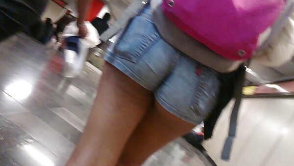 Memabukkan jilat jubor Brittney Banxxx terhantuk di atas sofa dan menghisap zakar yang gemuk