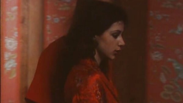 Pengintai keriting menikmati menonton bagaimana babe si rambut coklat video lucah sedap disetubuhi oleh dua lelaki