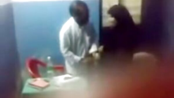 Lelaki makan jalang tudung ghairah Tara Ashley adalah fucked oleh dua teman lelaki miang