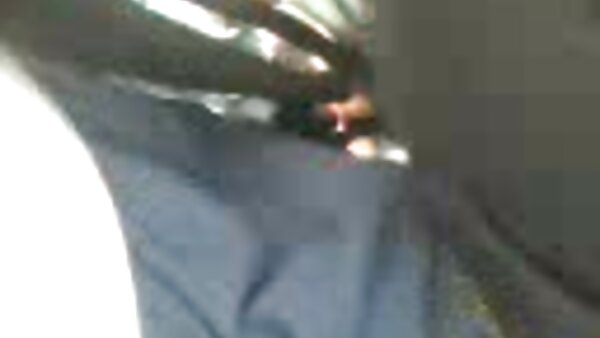 Nenek manja Karin mencucuk pukinya yang berambut lucah awek tudung merah dengan spekulum