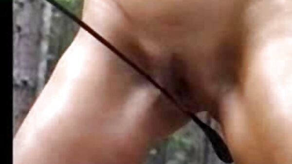 Anak ayam amatur berambut perang sex jubor menunjukkan faraj yang dicukur pada kamera web