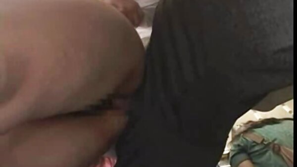 Berambut perang yang lapar awekmelayusedap seks memberikan blowjob tekak sebelum mengambil batang dalam farajnya