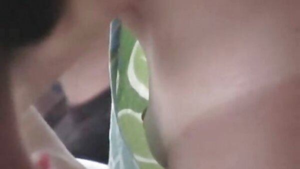 Pelacur si rambut awek kankang coklat bodacious dengan harta rampasan besar mendapat butang kacau dalam gaya doggy